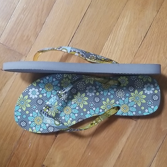 Vera Bradley Flip Flops - Picture 2 of 4